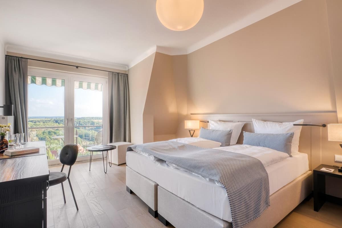 Hypo-allergenic bedding available, down comforters, desk, WiFi (free)