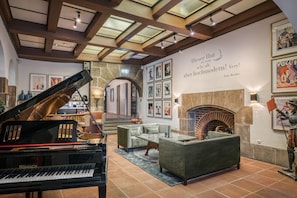 Bar (on property) - Hotel Eisenhut (Rothenburg ob der Tauber)