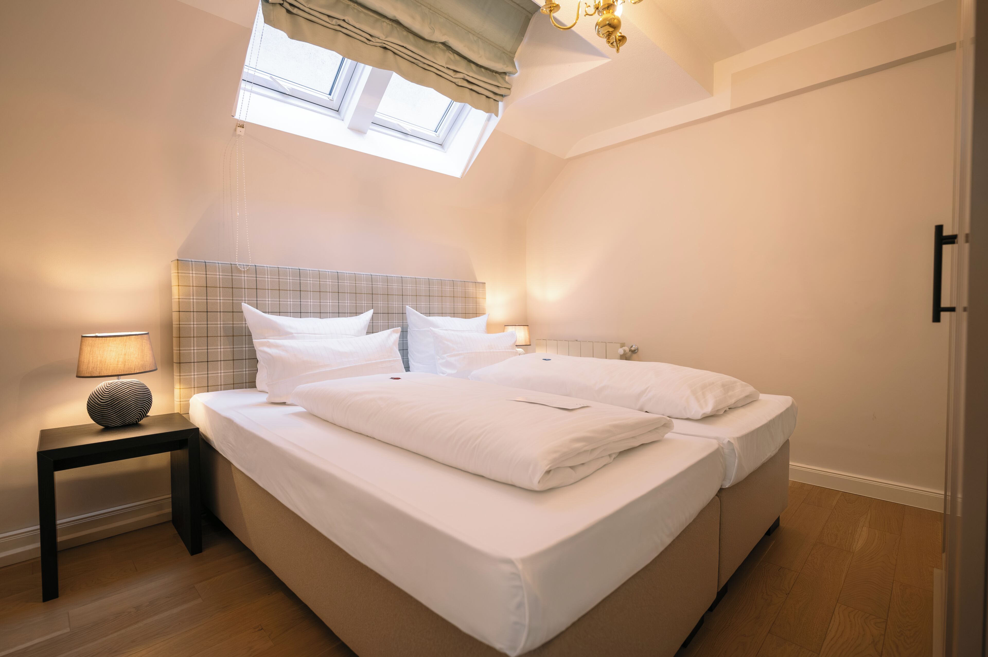 Habitación básica | Ropa de cama hipoalergénica, edredones de plumas, decoración individual