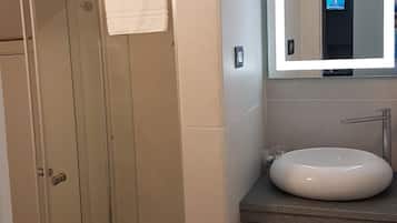 Een douche, een haardroger, een bidet, handdoeken