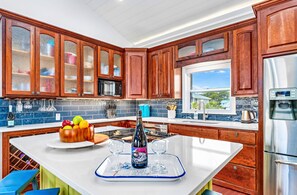 Mikrowelle, Geschirrspüler, Wasserkocher mit Kaffee-/Teezubehör, Toaster