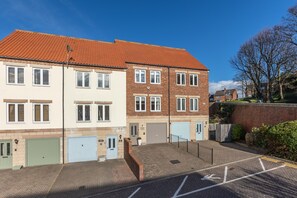 Exterior - Sugar Reef - Luxury House, Garden, Parking & EV Point (Whitby)