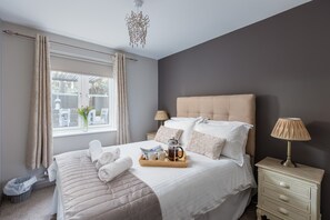 4 bedrooms, iron/ironing board, travel crib, free WiFi - Sugar Reef - Luxury House, Garden, Parking & EV Point (Whitby)