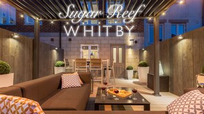 Outdoor dining - Sugar Reef - Luxury House, Garden, Parking & EV Point (Whitby)