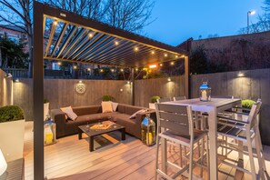 Outdoor dining - Sugar Reef - Luxury House, Garden, Parking & EV Point (Whitby)