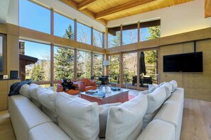 Smart-TV, peis, stereoanlegg og kontorer