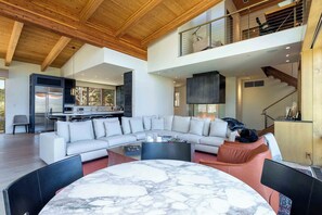 Smart-TV, peis, stereoanlegg og kontorer