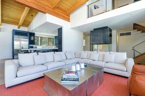 Smart-TV, peis, stereoanlegg og kontorer