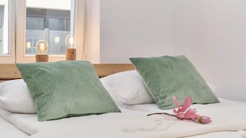 Een strijkplank/strijkijzer, wifi, beddengoed