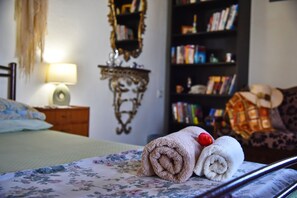 1 Schlafzimmer, Schreibtisch, Bügeleisen/Bügelbrett, Reisekinderbett