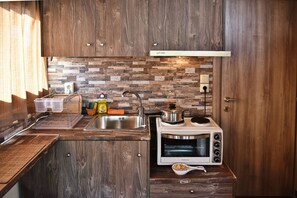 Kühlschrank, Ofen, Herdplatte, Wasserkocher mit Kaffee-/Teezubehör