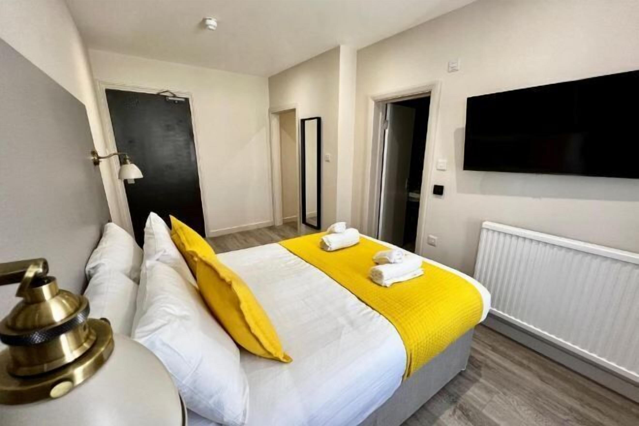 Iron/ironing board, free WiFi, bed sheets