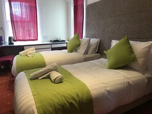 Deluxe Quadruple Room | Iron/ironing board, free WiFi, bed sheets - Pearl & Pebbles Eastbourne (Eastbourne)