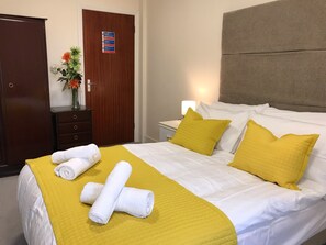 Tabla de planchar con plancha, wifi gratis y ropa de cama