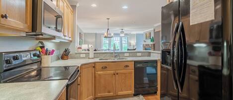 Geschirrspüler, Wasserkocher mit Kaffee-/Teezubehör