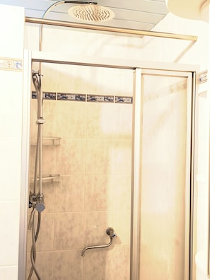 Badewanne, Haartrockner, Handtücher, Seife