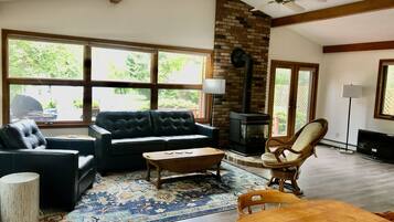 Een smart-tv, een open haard, een dvd-speler en boeken