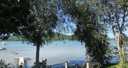 5 bedroom Little Glen Lake home. Close to Glen Arbor & Sleeping Bear Dunes.