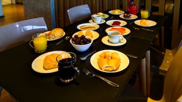 Café da manhã com buffet grátis todos os dias