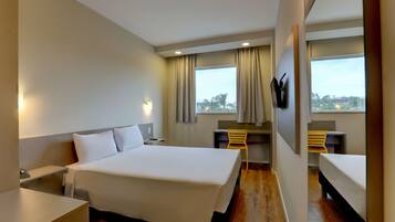 Standaard kamer, 1 tweepersoonsbed | 1 slaapkamer, een minibar, een bureau, een laptopwerkplek