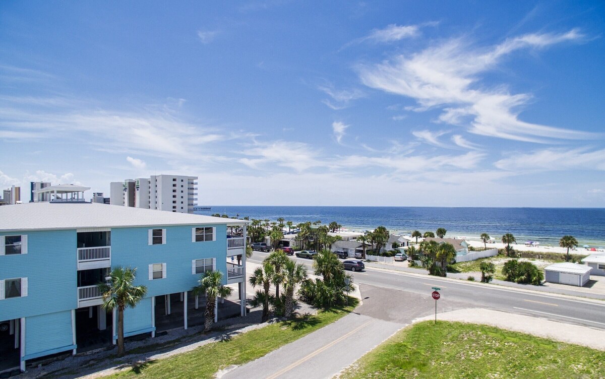 Hidden Gem of the sea! 2 bedroom 1 bath Across the street from the beach!