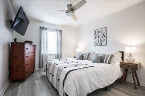 2 bedrooms, iron/ironing board, free WiFi, bed sheets - Hidden Gem of the sea! 2 bedroom 1 bath Across the street from the beach! (Panama City Beach)