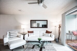 Smart TV, DVD player - Hidden Gem of the sea! 2 bedroom 1 bath Across the street from the beach! (Panama City Beach)