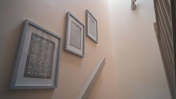 Una escalera con tres citas enmarcadas en la pared.