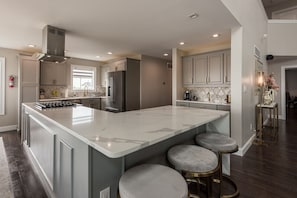 Kylskåp, mikrovågsugn, ugn och spishäll