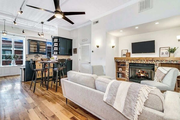 Televisión, chimenea y oficina