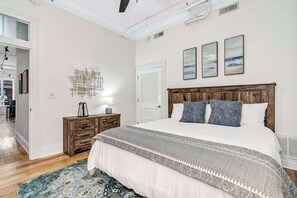 2 bedrooms, WiFi, bed sheets - Downtown Asheville Loft - Steps to Dining & Shops (Asheville)