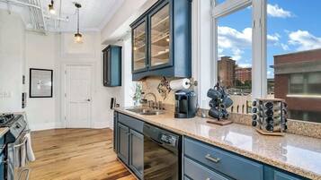 Køleskab, mikrobølgeovn, ovn, kogeplade