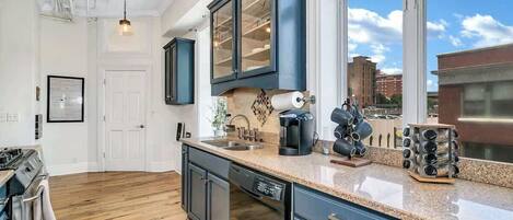 Køleskab, mikrobølgeovn, ovn, kogeplade