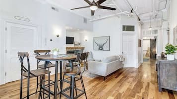 Televisión, chimenea y oficina