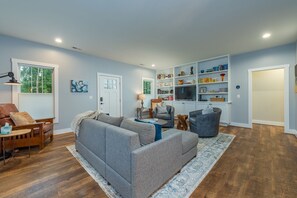 Smart TV, mesa de pingue-pongue, livros