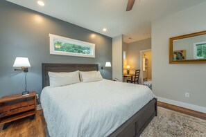 3 quartos, escrivaninha, ferros/tábuas de passar roupa, ber�ço de viagem