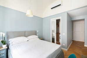 2 slaapkamers, een strijkplank/strijkijzer, reisbedje, gratis wifi