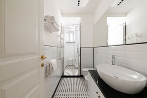 Dusche, Haartrockner, Bidet, Handtücher