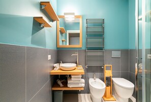 Een douche, een haardroger, een bidet, handdoeken