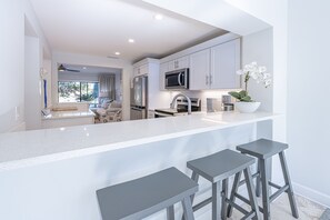 Oven, stovetop, dishwasher, toaster - Golf Cart 6-Seat ~ Lake Views ~ Community Pool ~ Patio ~ Gas Grill (Miramar Beach)