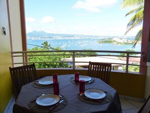 Outdoor dining - T2 40 m2 Anse Mitan - Panorama bay of Fort-de-France (Les Trois-Îlets)