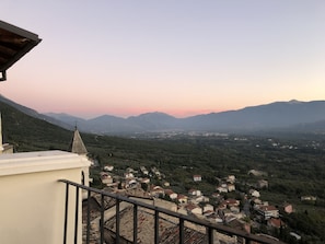 House | Balcony - 4 Bed, 3 Bathroom Mountain Retreat in Roccacasale (Roccacasale)