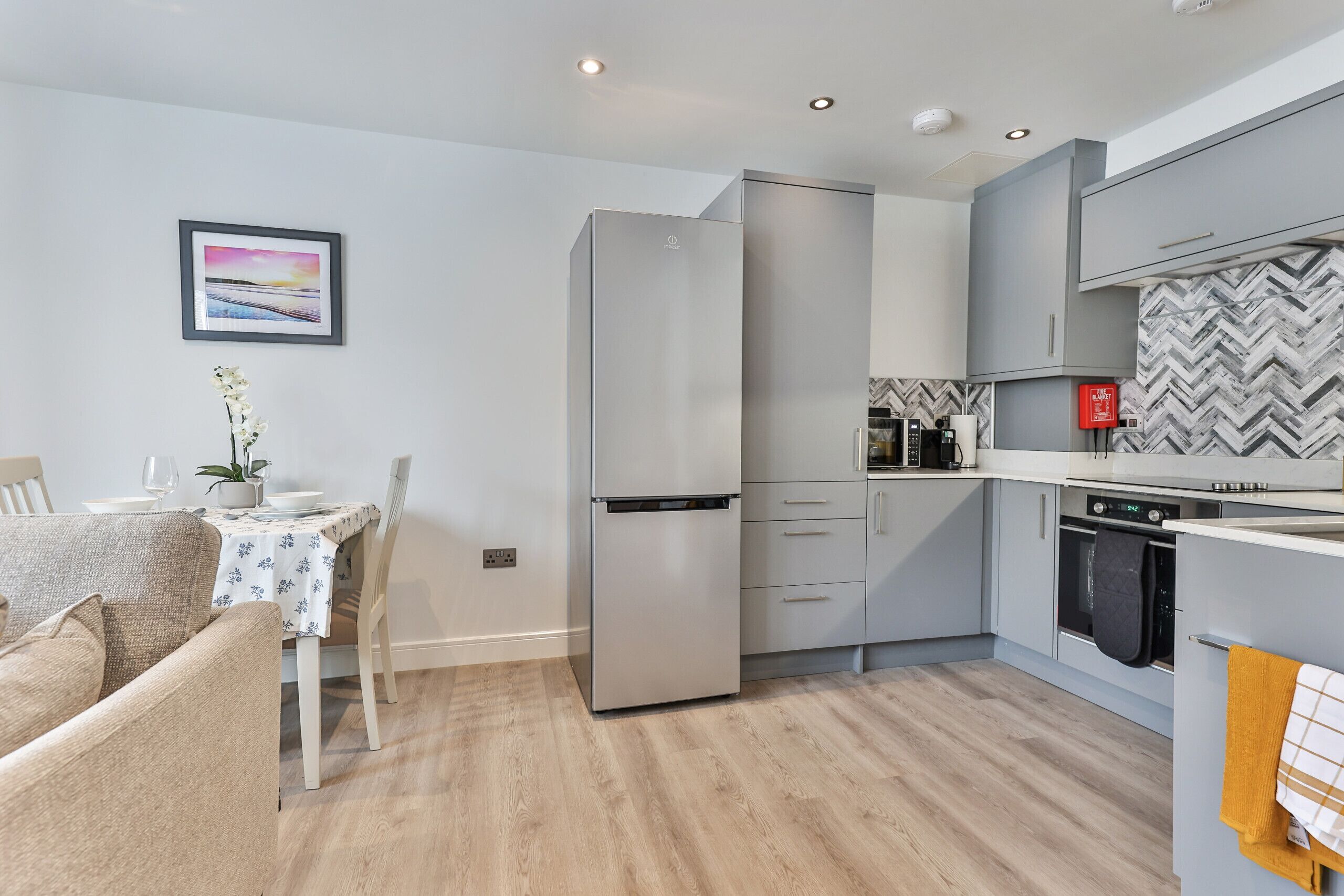 Coffee/tea maker, fridge, microwave, oven