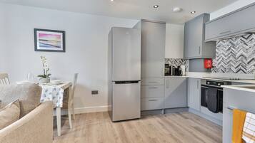 Coffee/tea maker, fridge, microwave, oven