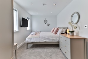 2 bedrooms, iron/ironing board, travel cot, free WiFi