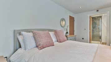 2 bedrooms, iron/ironing board, travel cot, free WiFi