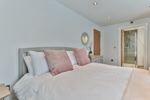 2 bedrooms, iron/ironing board, travel cot, free WiFi