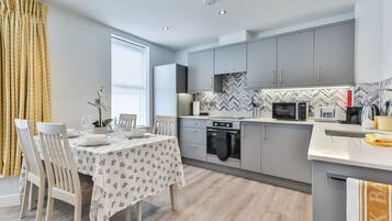 Coffee/tea maker, fridge, microwave, oven