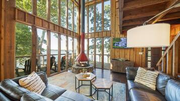 Smart-TV, peis, DVD-spiller og bøker