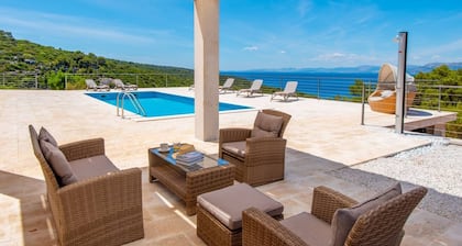 Villa Castello di Pietra Brac with Heated Pool